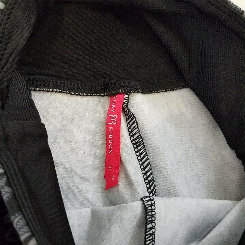 Ruby Ribbon Printed Leggings Size Small Nwot - image 6